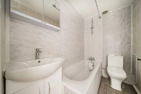 2 bedroom flat to rent, Crusoe Road, Mitcham CR4