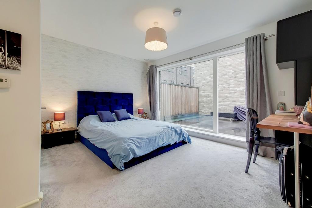 8 Main Bedroom-2