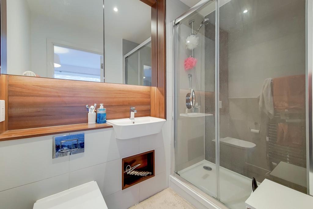 10 Main Ensuite-0