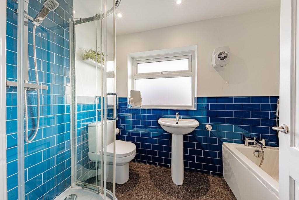Family Bathroom (1)