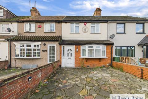 3 bedroom terraced house to rent, Straight Road, Romford RM3