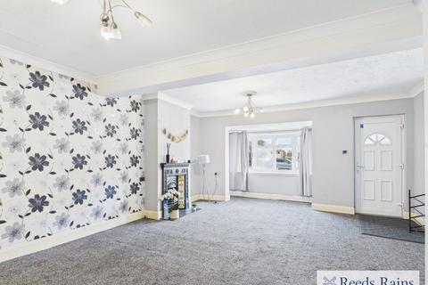 3 bedroom terraced house to rent, Straight Road, Romford RM3