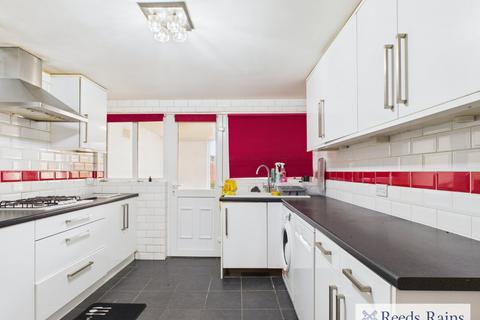 3 bedroom terraced house to rent, Straight Road, Romford RM3
