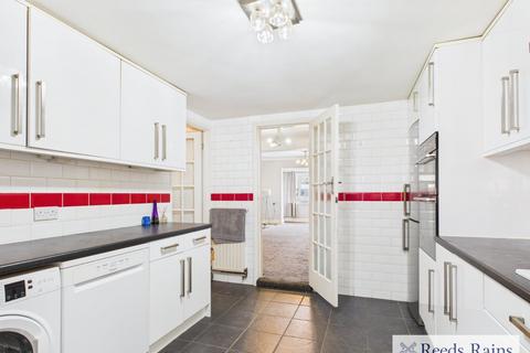 3 bedroom terraced house to rent, Straight Road, Romford RM3