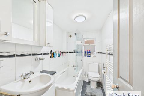 3 bedroom terraced house to rent, Straight Road, Romford RM3