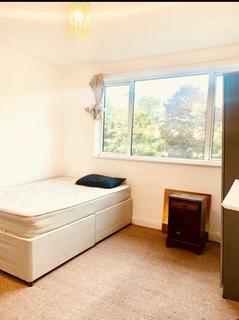 1 bedroom in a house share to rent, Morden SM4