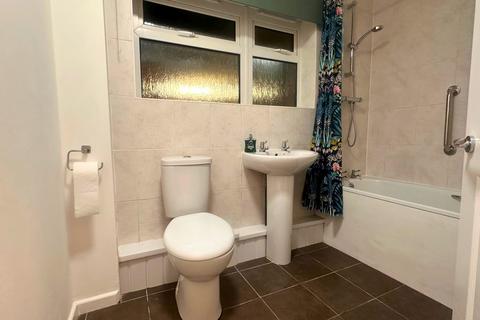 2 bedroom ground floor flat to rent, Castlemaine Road, Weymouth