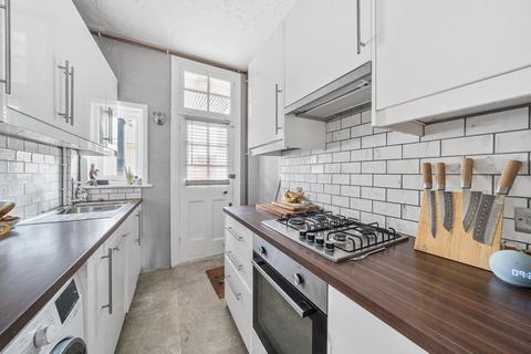 2 bedroom flat for sale, Russell Road, Shepperton, TW17