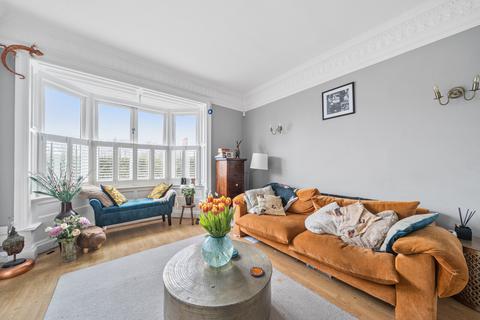 2 bedroom flat for sale, Russell Road, Shepperton, TW17