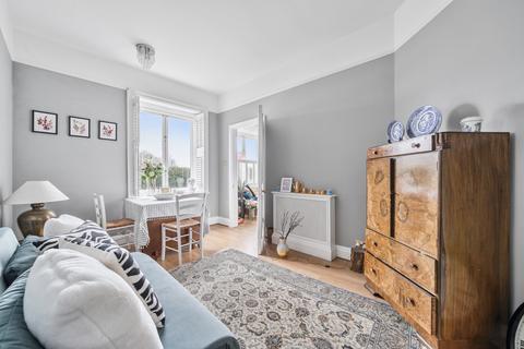 2 bedroom flat for sale, Russell Road, Shepperton, TW17