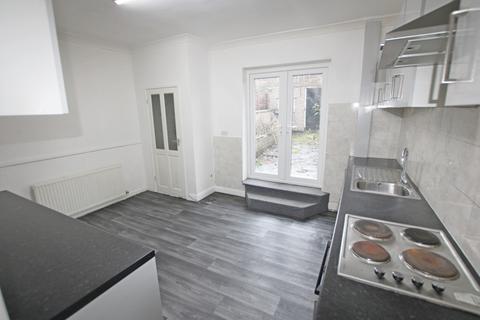 2 bedroom terraced house to rent, Whalley Road, Clayton Le Moors