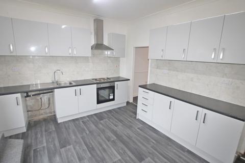 2 bedroom terraced house to rent, Whalley Road, Clayton Le Moors