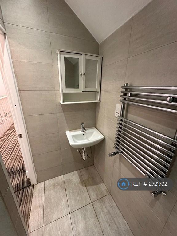 Upstairs Bathroom: Sink