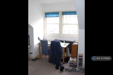 Studio to rent, Hillfield Avenue, London, N8