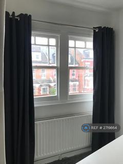Studio to rent, Hillfield Avenue, London, N8