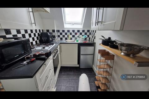 Studio to rent, Hillfield Avenue, London, N8