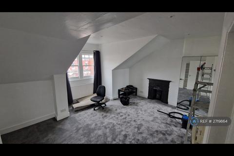 Studio to rent, Hillfield Avenue, London, N8