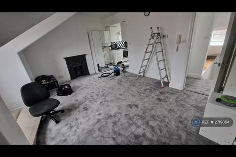 Studio to rent, Hillfield Avenue, London, N8