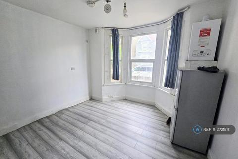 Studio to rent, West End Road, Southall, UB1