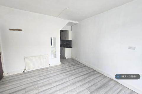Studio to rent, West End Road, Southall, UB1