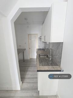 Studio to rent, West End Road, Southall, UB1