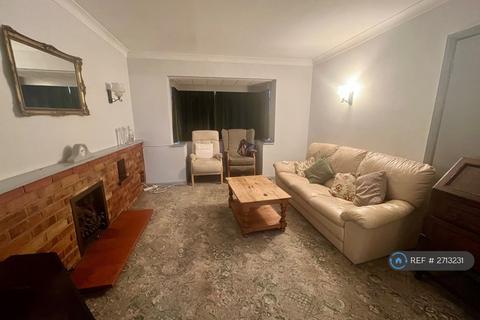 3 bedroom detached house to rent, Station Road, Wraysbury, Staines-Upon-Thames, TW19