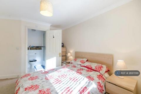 2 bedroom flat to rent, Warwick Court, London, SW19