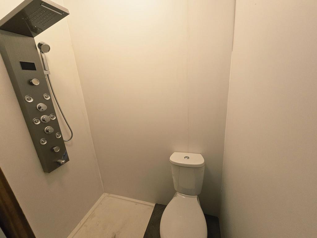 Bedroom 4 ensuite