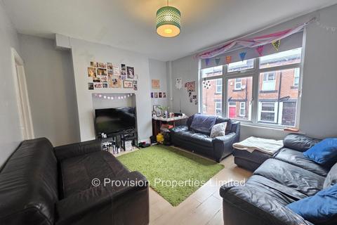 6 bedroom terraced house to rent, Manor Drive, Hyde Park LS6