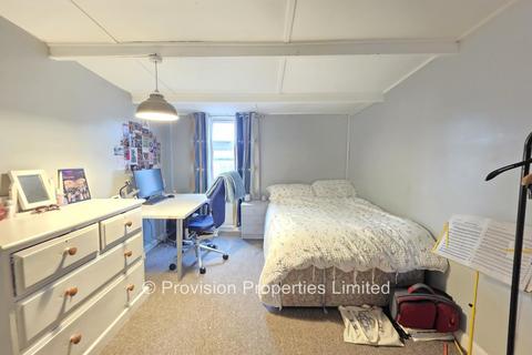 6 bedroom terraced house to rent, Manor Drive, Hyde Park LS6