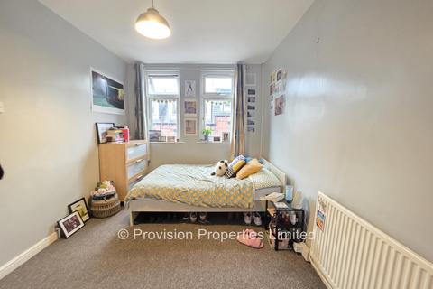 6 bedroom terraced house to rent, Manor Drive, Hyde Park LS6
