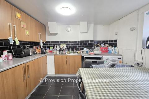 6 bedroom terraced house to rent, Manor Drive, Hyde Park LS6