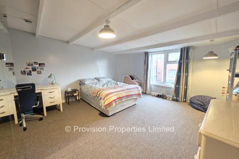 6 bedroom terraced house to rent, Manor Drive, Hyde Park LS6