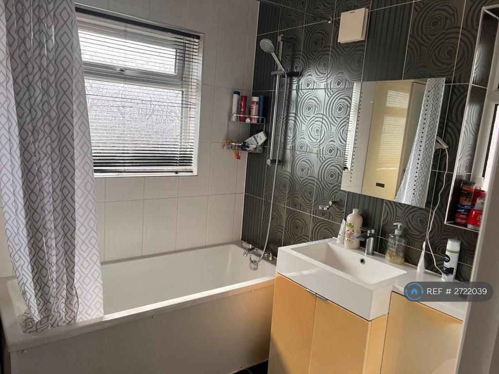 Bathroom (2) Upstairs