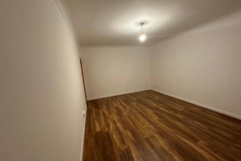 2 bedroom flat to rent, Bond Road, Surbiton KT6