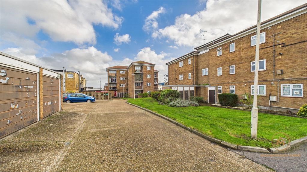 London E18