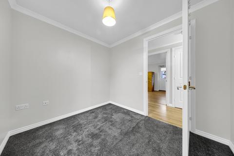 2 bedroom flat to rent, Glandford Way, Chadwell Heath RM6