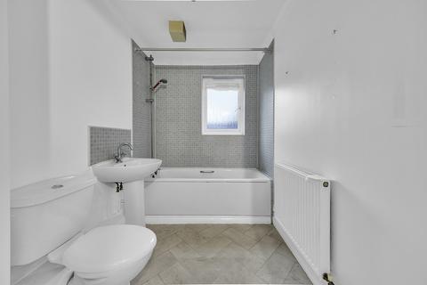 2 bedroom flat to rent, Glandford Way, Chadwell Heath RM6