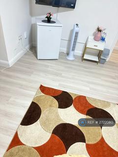 1 bedroom in a house share to rent, Botwell Lane, Hayes, UB3