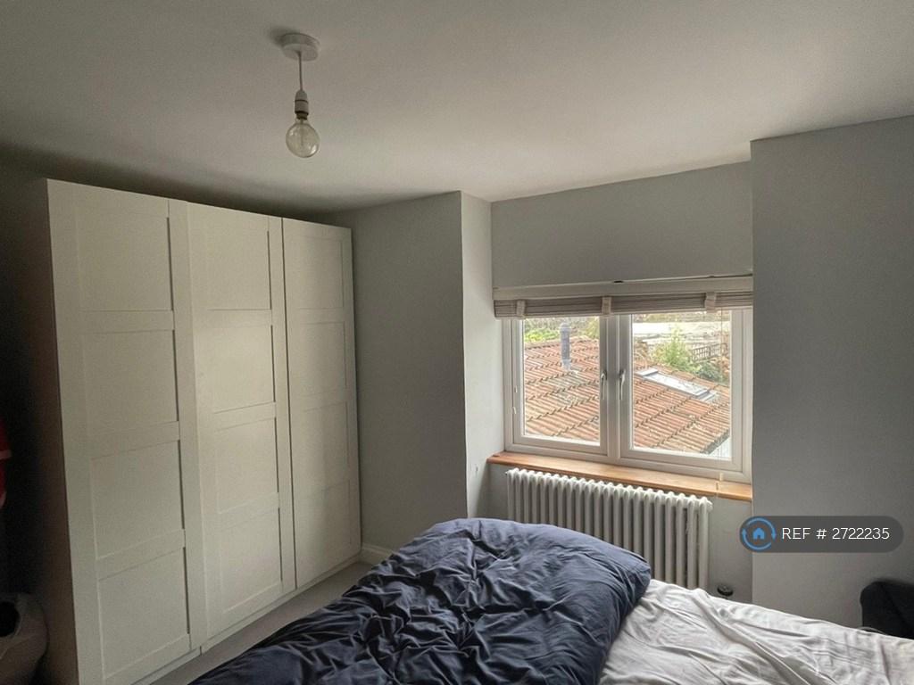 Bedroom 1 (Wardrobe)