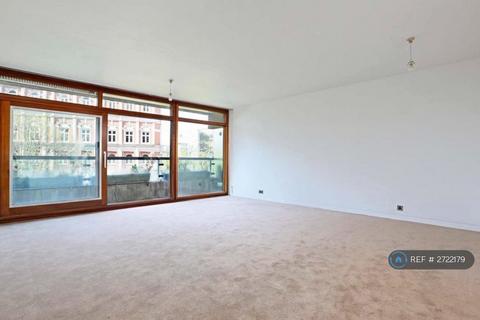 Studio to rent, Breton House Barbican, London, EC2Y