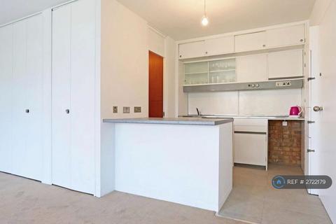 Studio to rent, Breton House Barbican, London, EC2Y