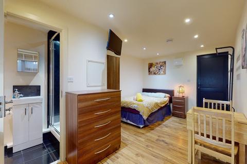 Studio to rent, Chatsworth Road