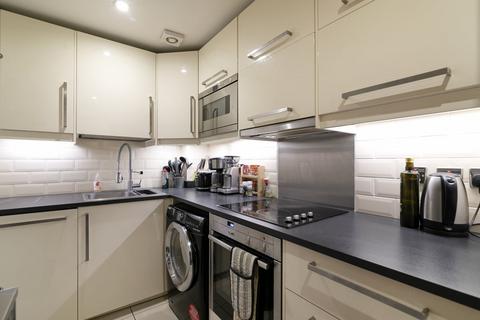 2 bedroom flat for sale, Richmond Court, Melville Place, London, N1