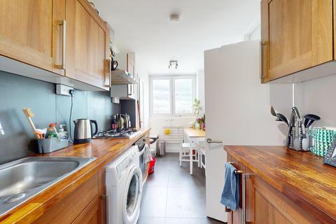 2 bedroom flat to rent, Hall Place