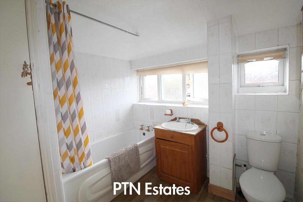 Bathroom 1 .jpg
