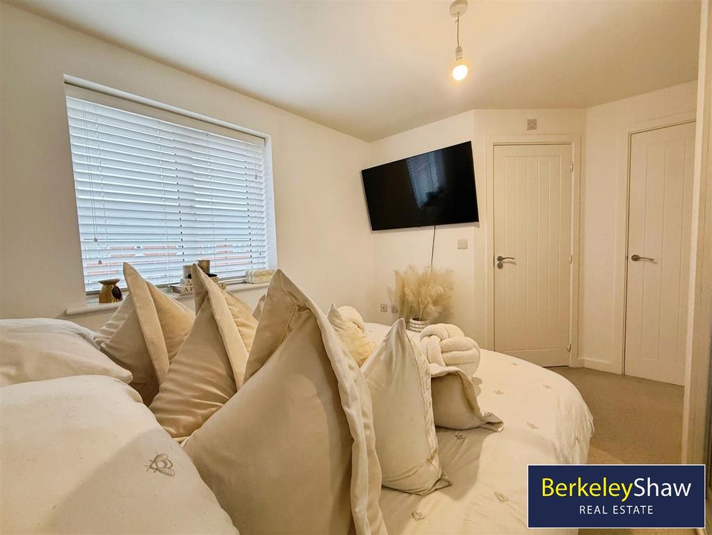 Bedroom 1 (ensuite)