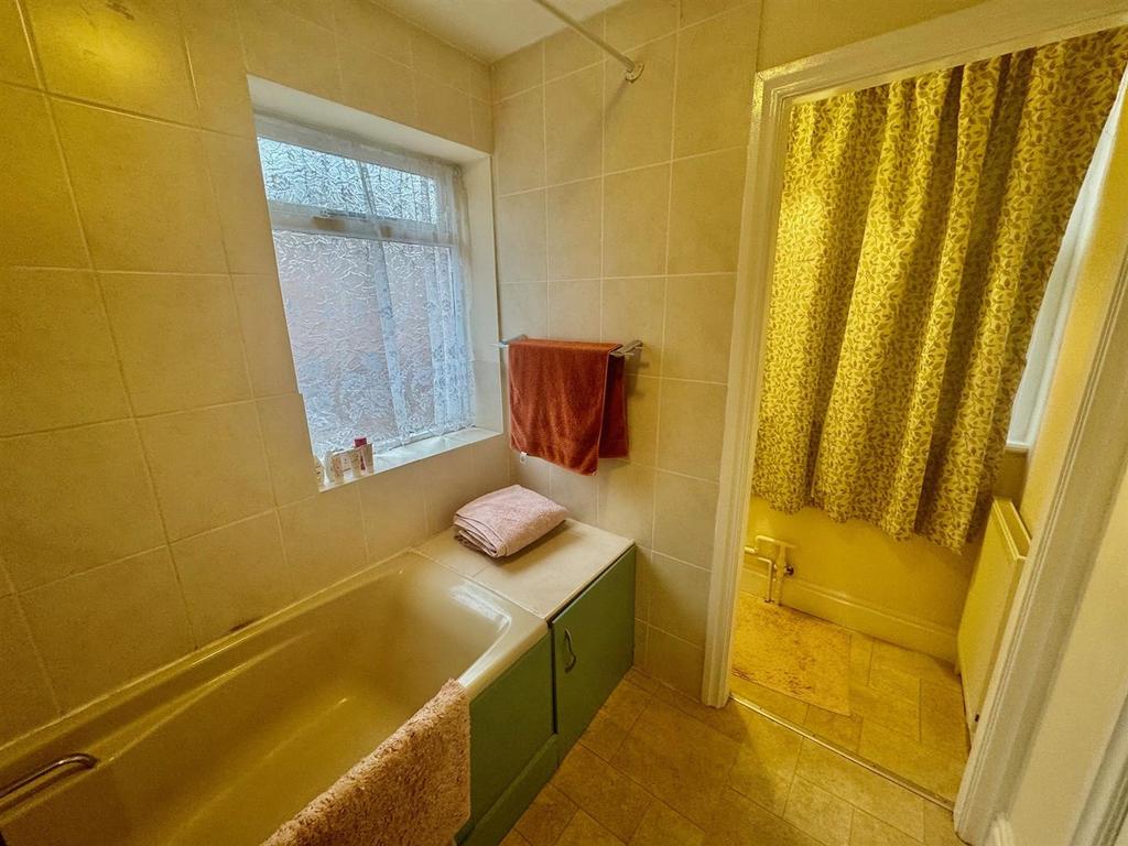 Bathroom 2.jpg