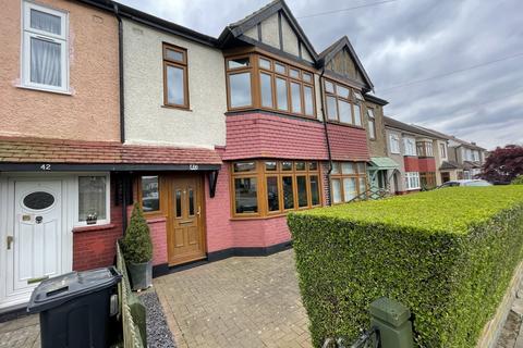 4 bedroom terraced house to rent, Newcastle Avenue, Hainault IG6