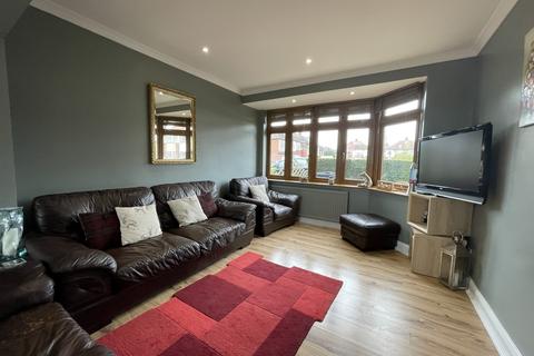 4 bedroom terraced house to rent, Newcastle Avenue, Hainault IG6